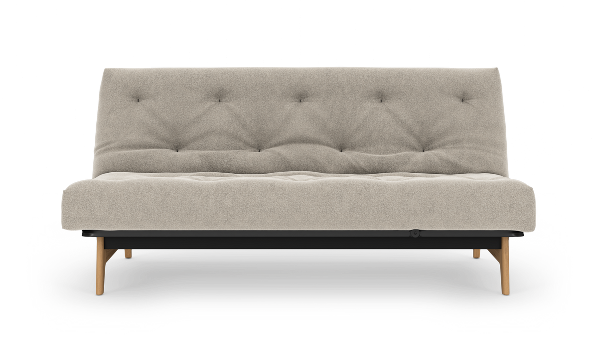 Beige 2-personers sofa med tuftet polstring og træben, set forfra på hvid baggrund.