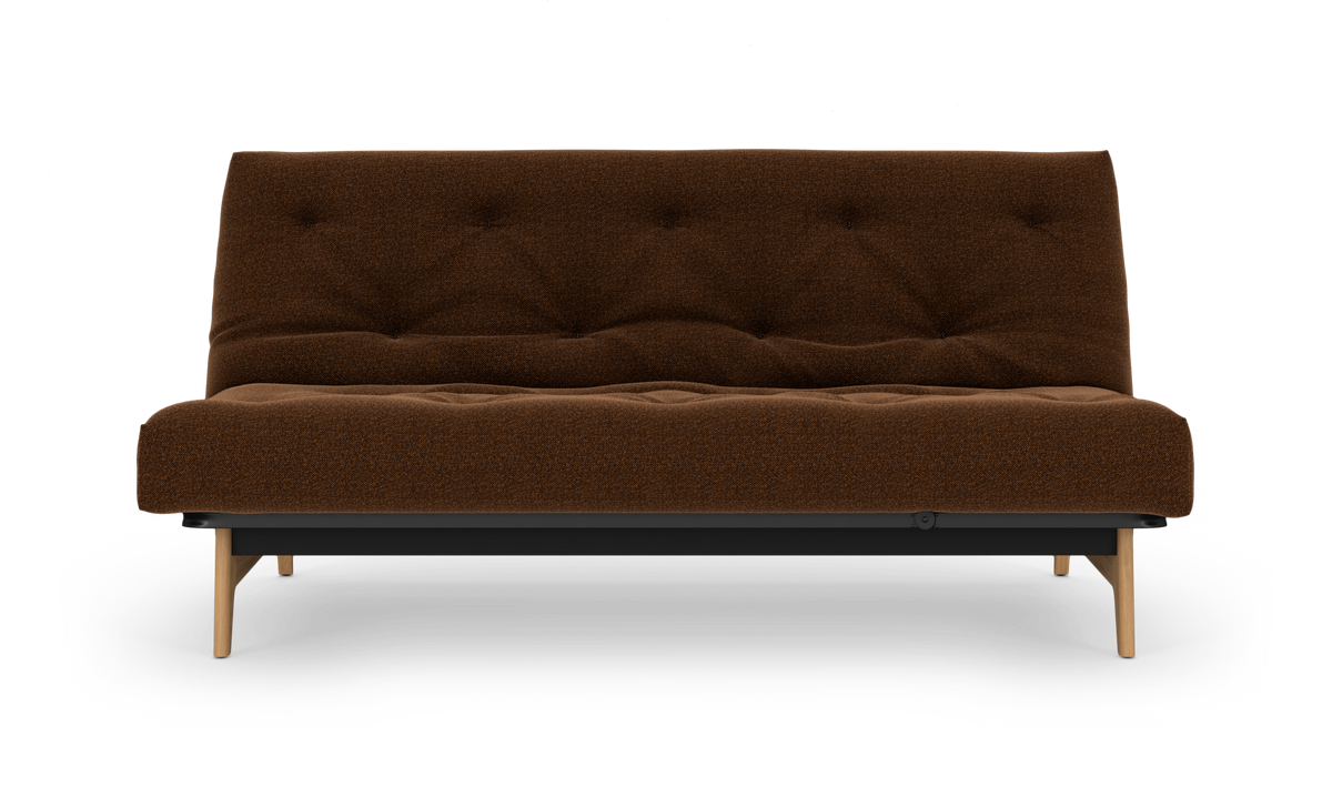 Brun, tuftet 2-personers sofa med træben set forfra på hvid studiobaggrund.