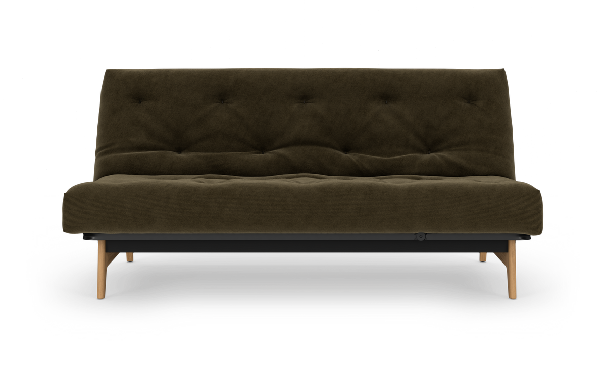 Mørk olivgrøn tuftet sofa med træben set forfra mod hvid baggrund.