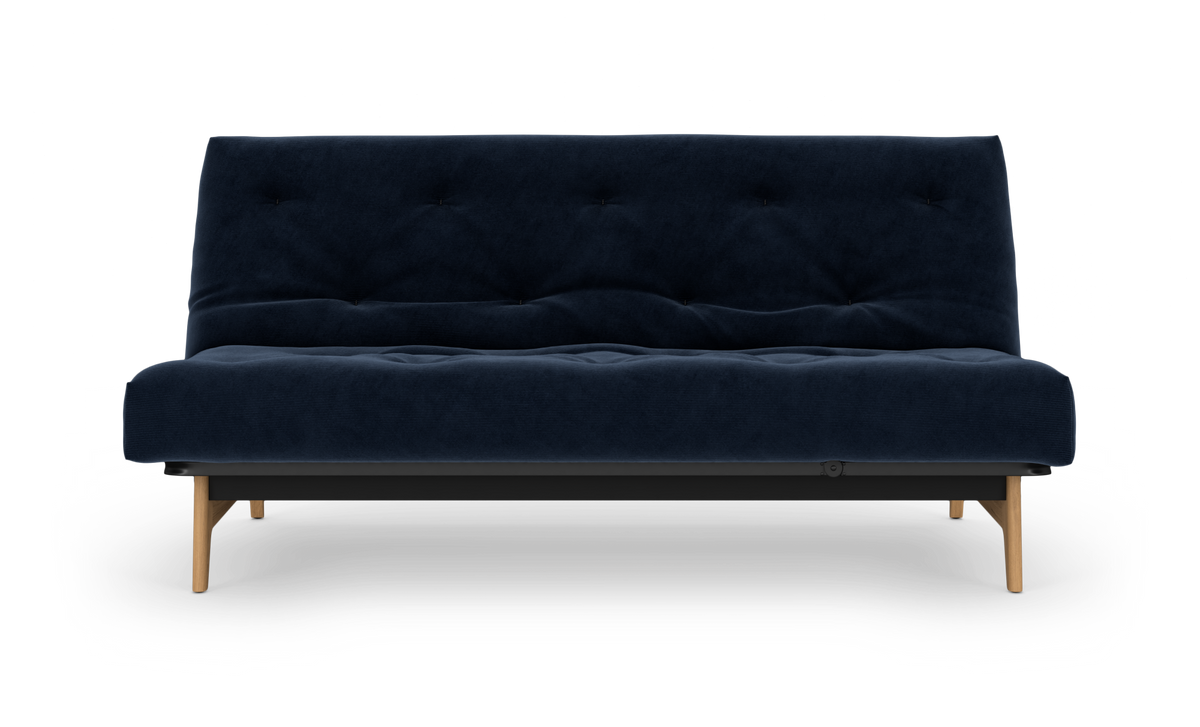Mørkeblå sofa med træben set forfra på hvid baggrund.