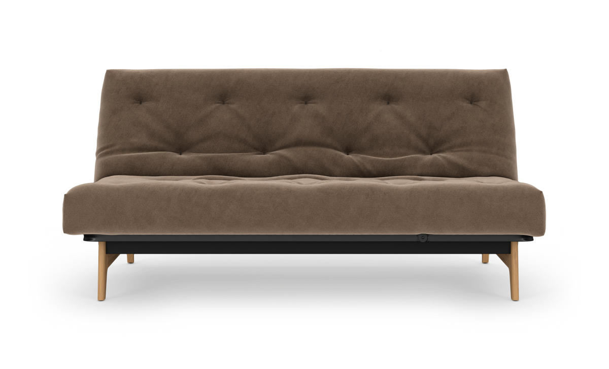 Brun sovesofa med knapquiltet sæde og træben, frontvisning på hvid baggrund.
