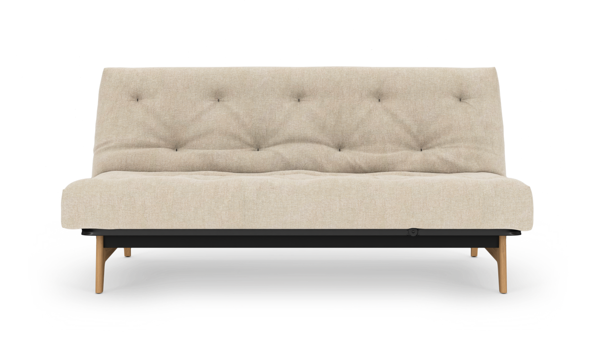 Beige, knap-quiltet 2-personers sofa med træben, set forfra på hvid baggrund.