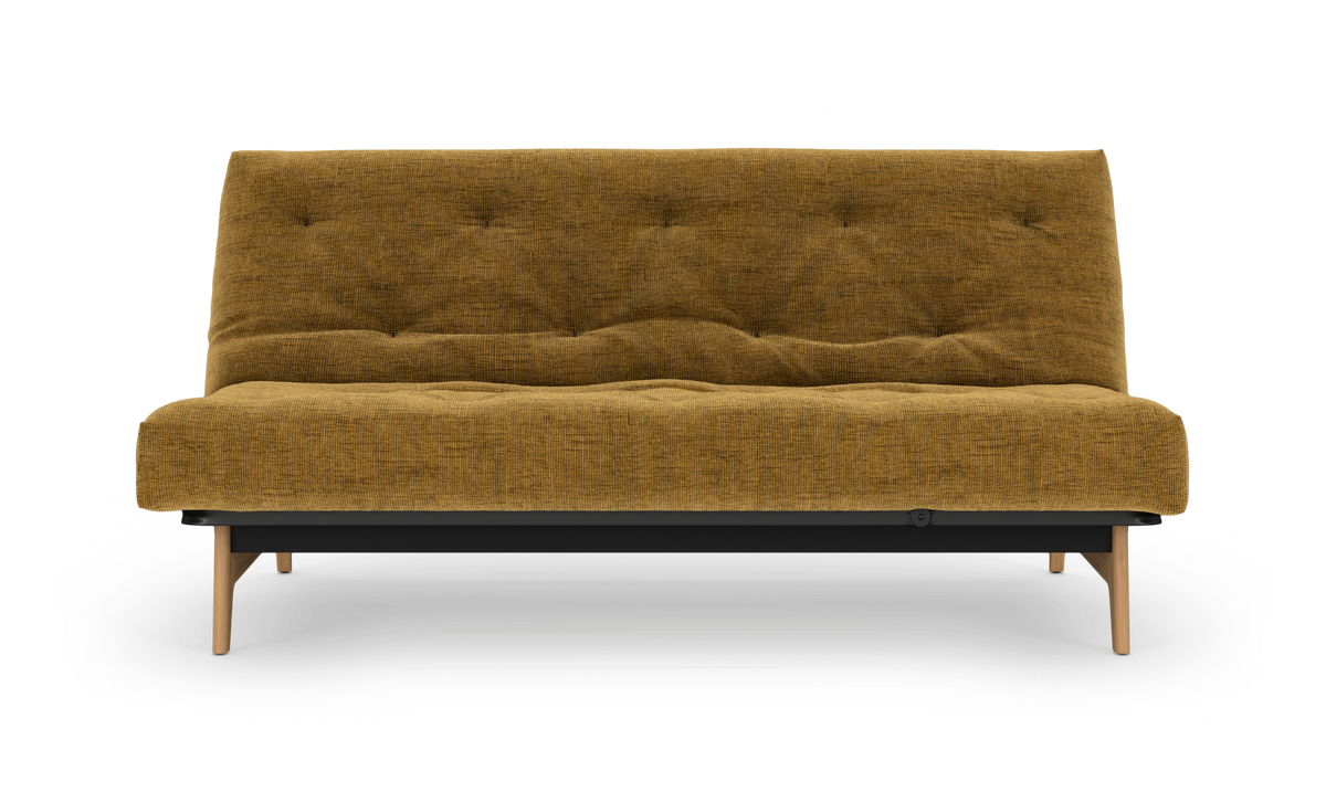 Sennepsgul 2-personers sofa med tuftet sæde og ryg, træben og sort ramme, set forfra mod hvid baggrund.