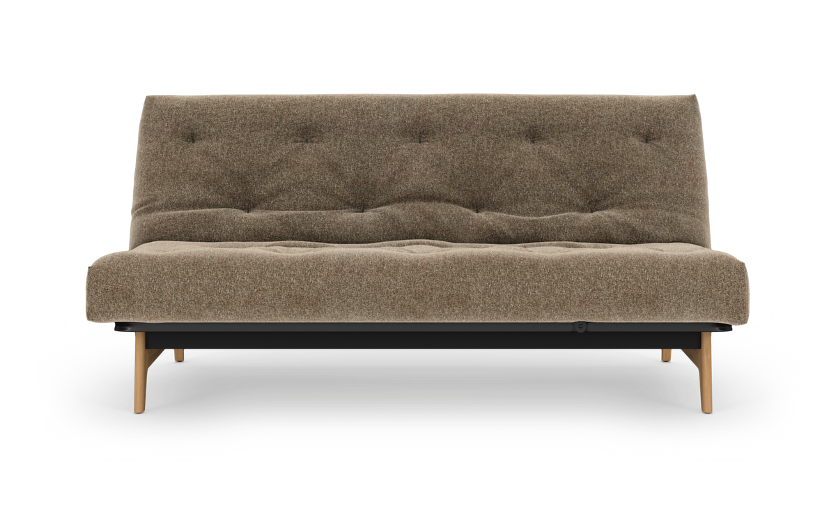 Brun 2-personers sofa med knapquiltet sæde og ryg, træben og sort base, frilagt på hvid baggrund.