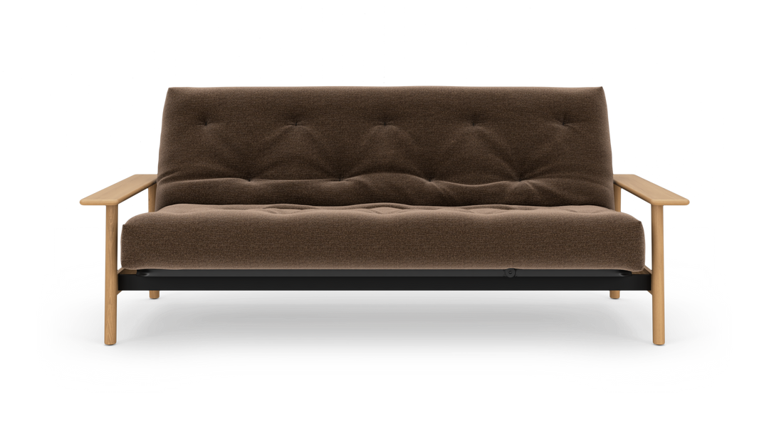 Brun, tuftet 2‑personers sofa med træarmlæn og runde ben, frilagt på hvid baggrund.
