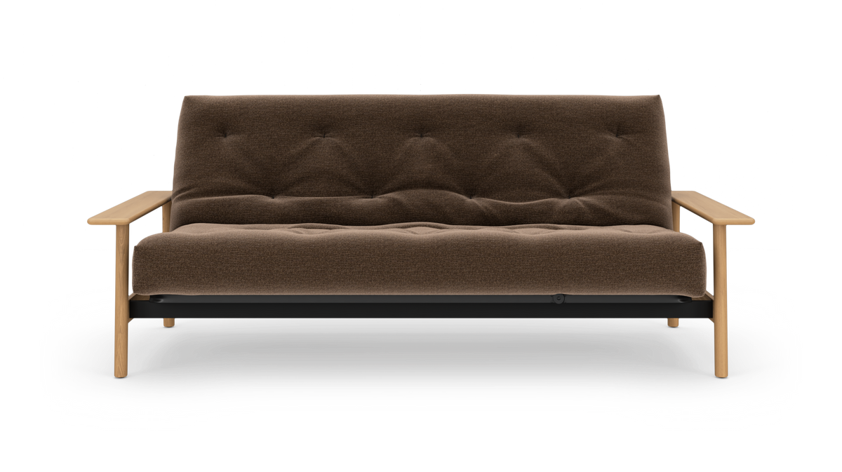 Brun, tuftet 2‑personers sofa med træarmlæn og runde ben, frilagt på hvid baggrund.