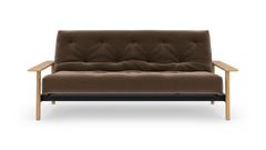 Brun, tuftet 2‑personers sofa med træarmlæn og runde ben, frilagt på hvid baggrund.