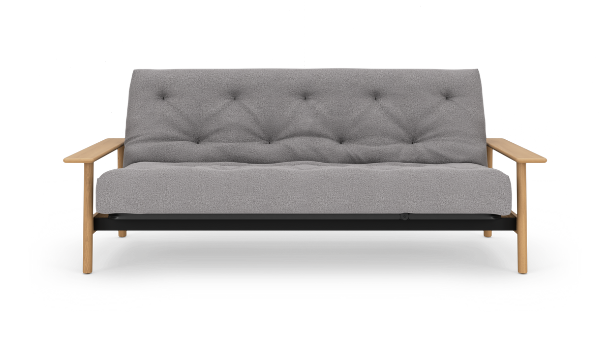 Grå, tuftet 2‑personers sofa med træarmlæn og slanke ben, frontvisning på hvid baggrund.
