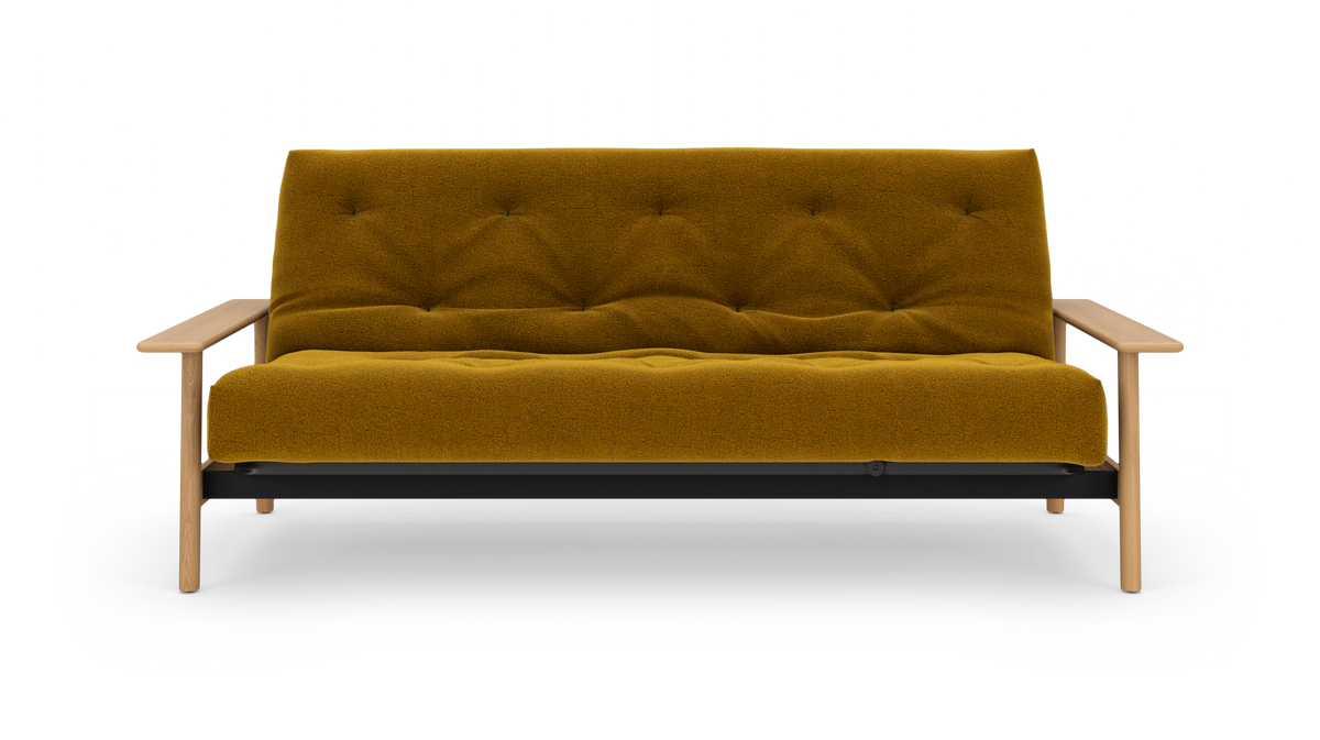 Sennepsgul 2–3-personers sofa med knap-tuftet polstring, træarmlæn og træben, frilagt på hvid baggrund.