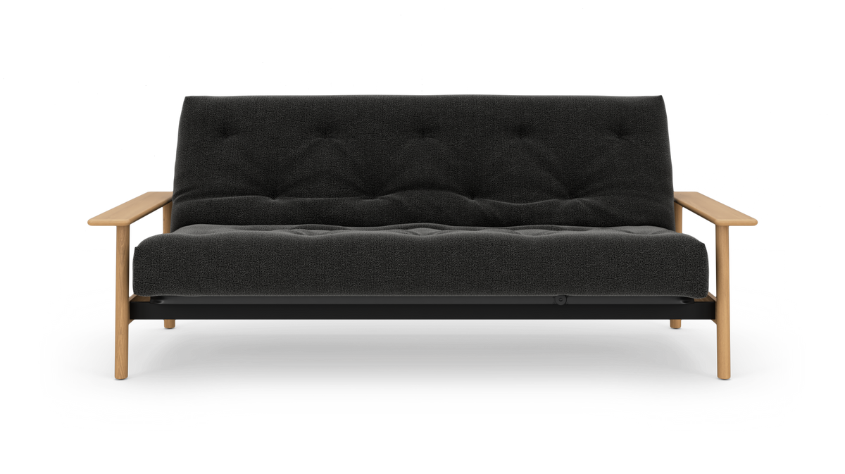 Mørkegrå, tuftet sofa med træarmlæn og ben, frontvisning på hvid baggrund.