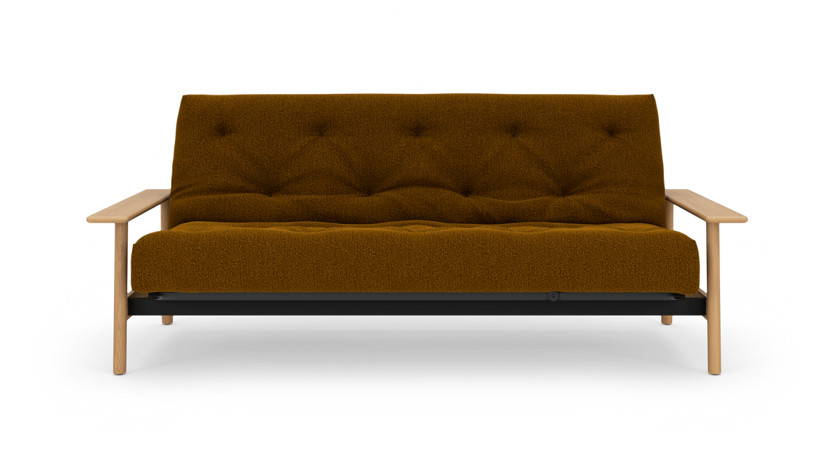 Sofa i mørk sennepsgul tekstil med tuftet sæde og ryg, lyse træarmlæn og ben, frilagt på hvid baggrund, set forfra.