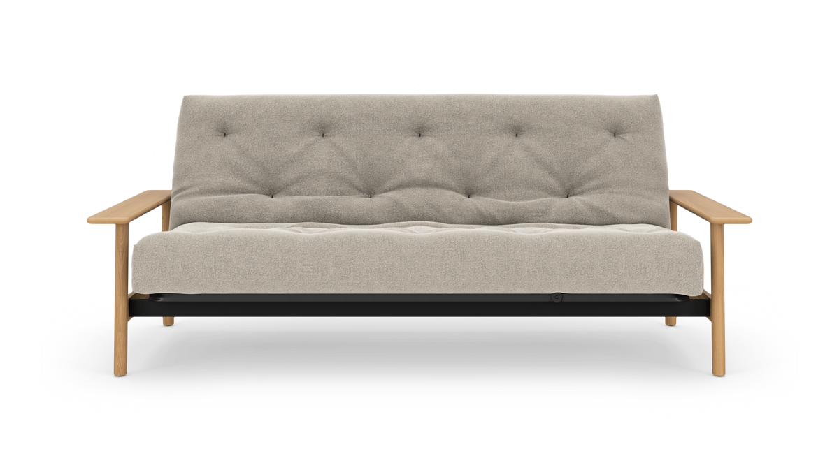 Beige 2-personers sofa med knaptuftet sæde og ryglæn, lyse træarme og ramme, frilagt på hvid baggrund.