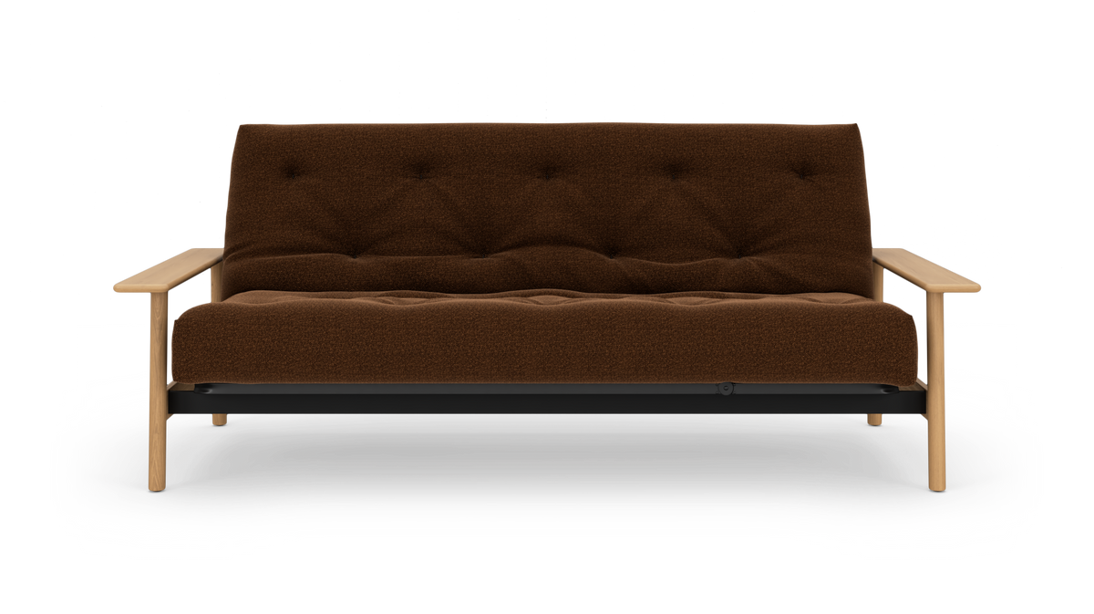Brun, tuftet sofa med lyse træarmlæn og ben, frilagt på hvid baggrund.