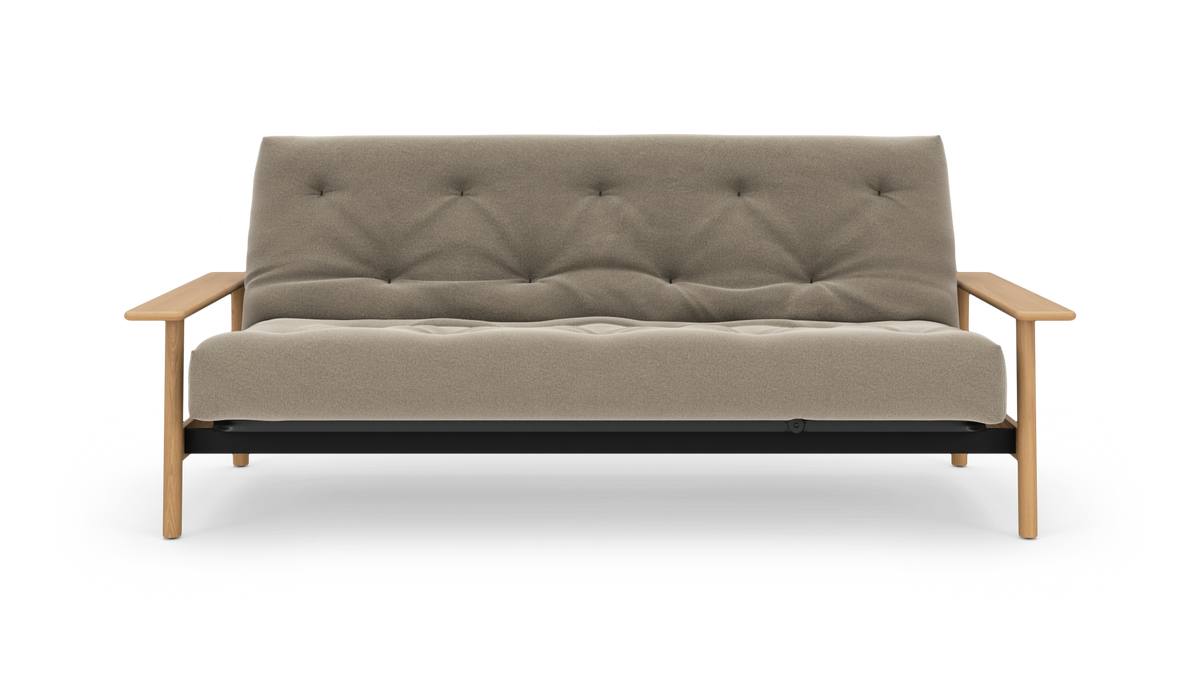 Fritstående beige sofa med tuftet sæde og ryg, træarmlæn og ben, på hvid baggrund.