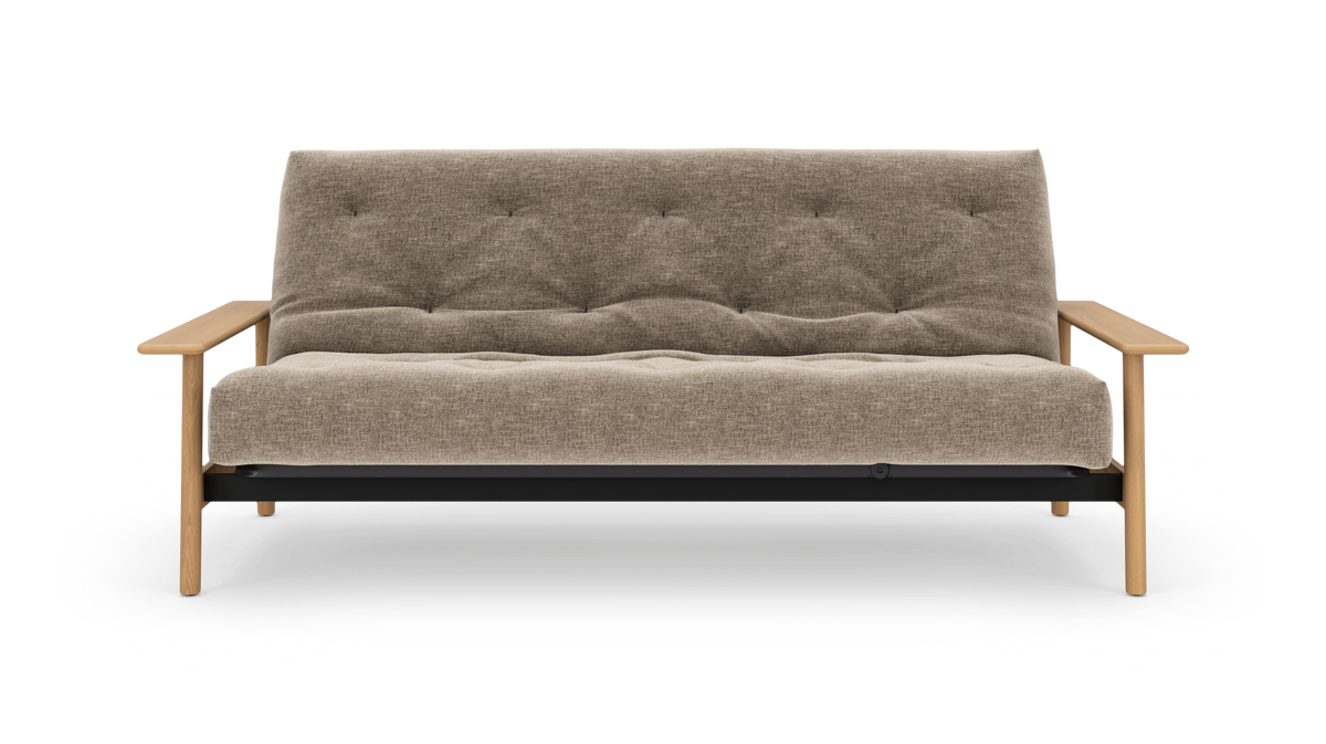 Beige 3-personers sofa med træarmlæn og ben, set lige forfra på hvid baggrund.