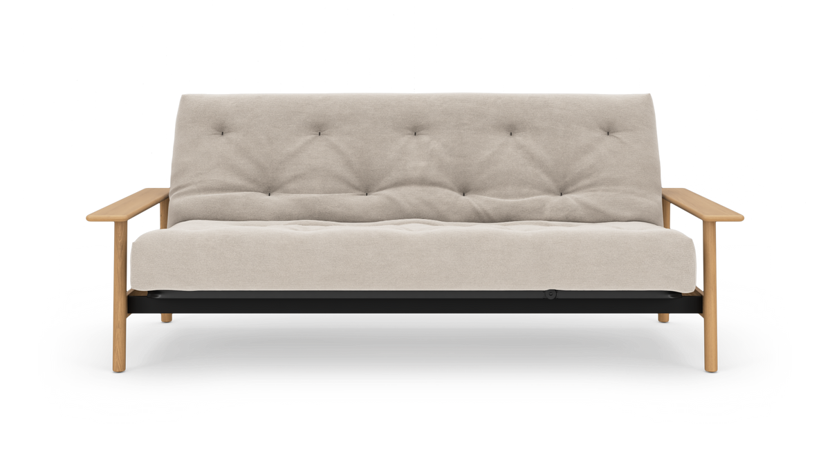 Beige 2-personers sofa med knapquiltet ryg og lyse træarmlæn i moderne skandinavisk stil.