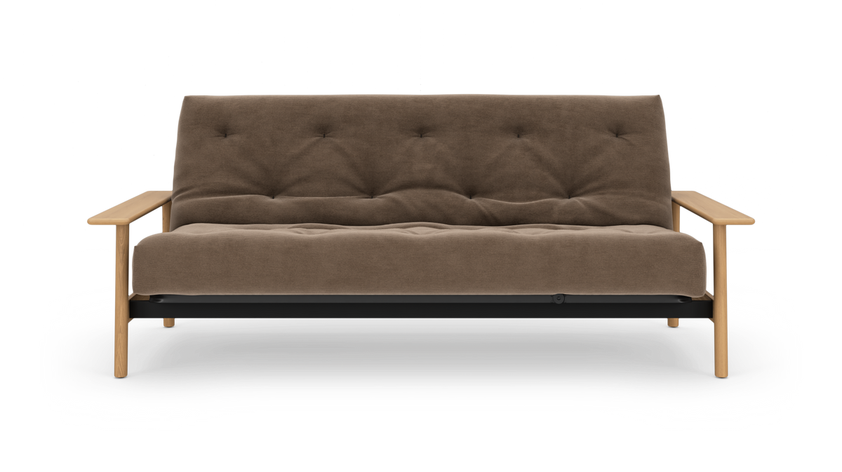 Brun 2-personers sofa med træarmlæn og knap-tuftet polstring, frilagt på hvid baggrund.