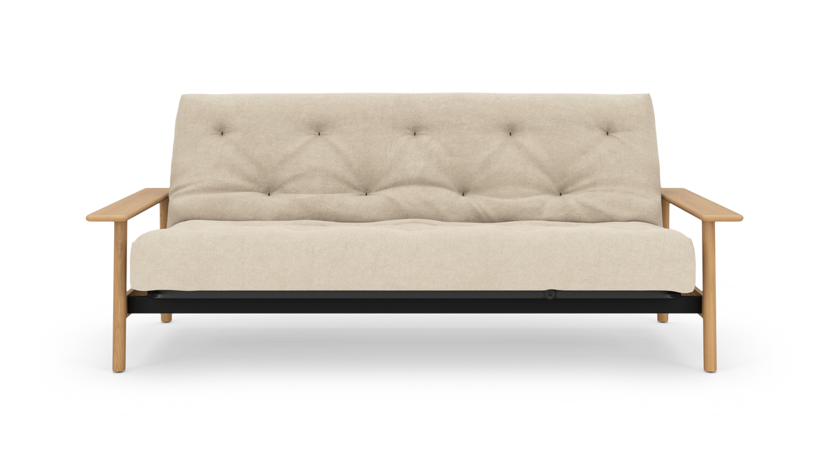 Beige, tuftet 3-personers sofa med træarmlæn og ben, frilagt frontvisning.