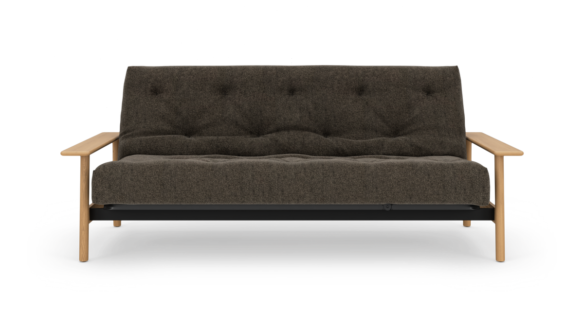 Brun 2-personers sofa med armlæn og ben i træ, frontvisning mod hvid baggrund.