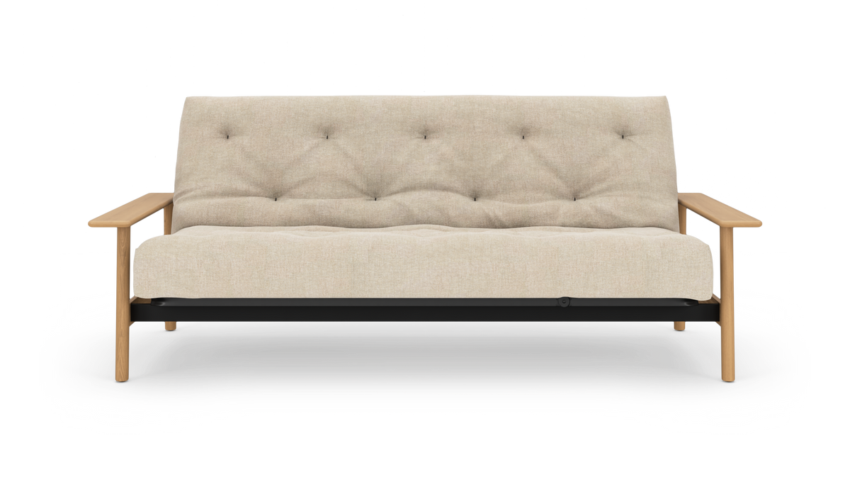 Beige, tuftet sofa med armlæn i træ, frontvisning mod frilagt hvid baggrund.
