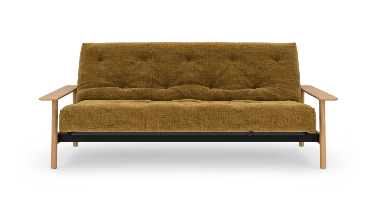 Sennepsgul 2-personers sofa med træstel og knaptuftet polstring, frilagt på hvid baggrund.