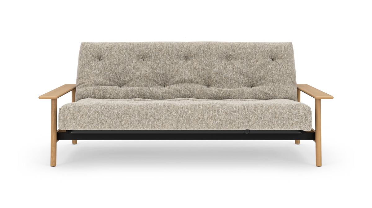 Beige sofa med tuftede puder og træarmlæn, fritlagt frontview.