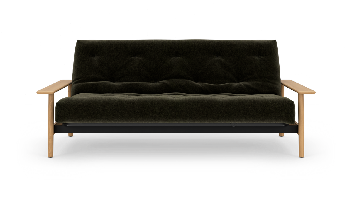 Mørkegrøn tufted 3-pers. sofa med træarmlæn og ben, frontvisning på hvid baggrund.