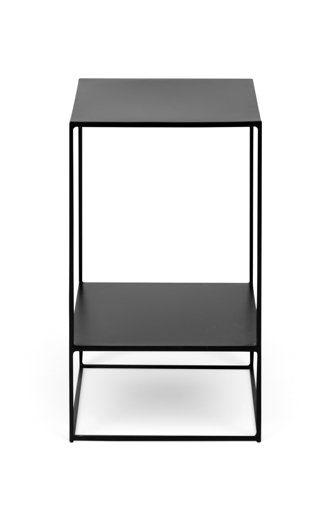 Sort kvadratisk sidebord i metal med åben kubisk form og en ekstra hylde.