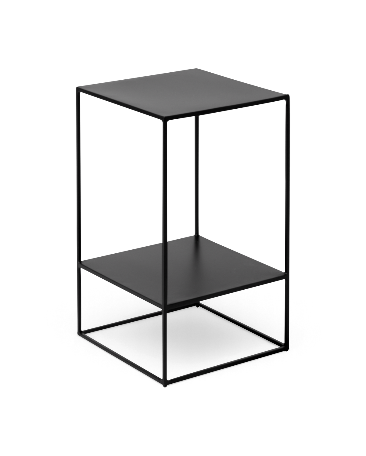 Minimalistisk sort metal-sidebord med to kvadratiske hylder.