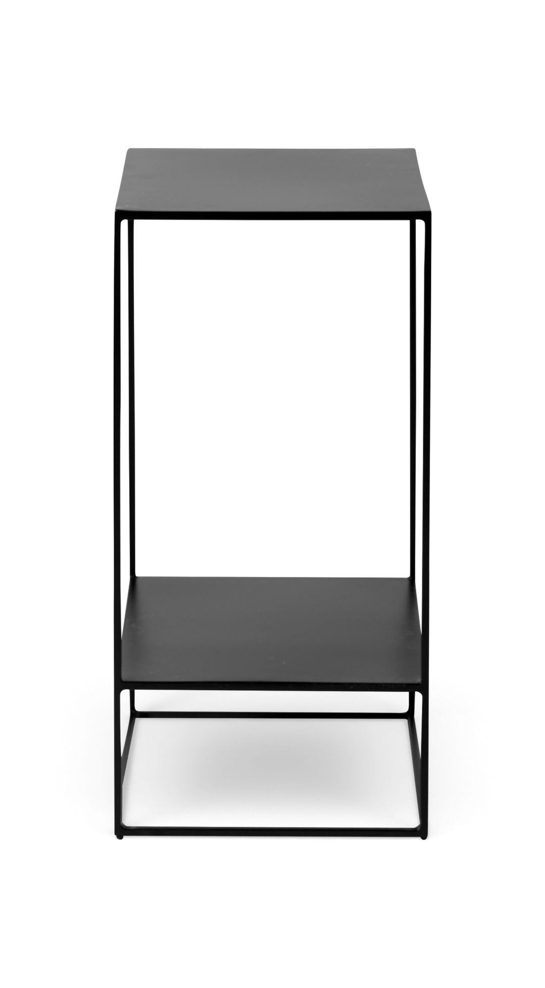 Sort, minimalistisk sidebord i metal med kvadratisk form og to hylder.