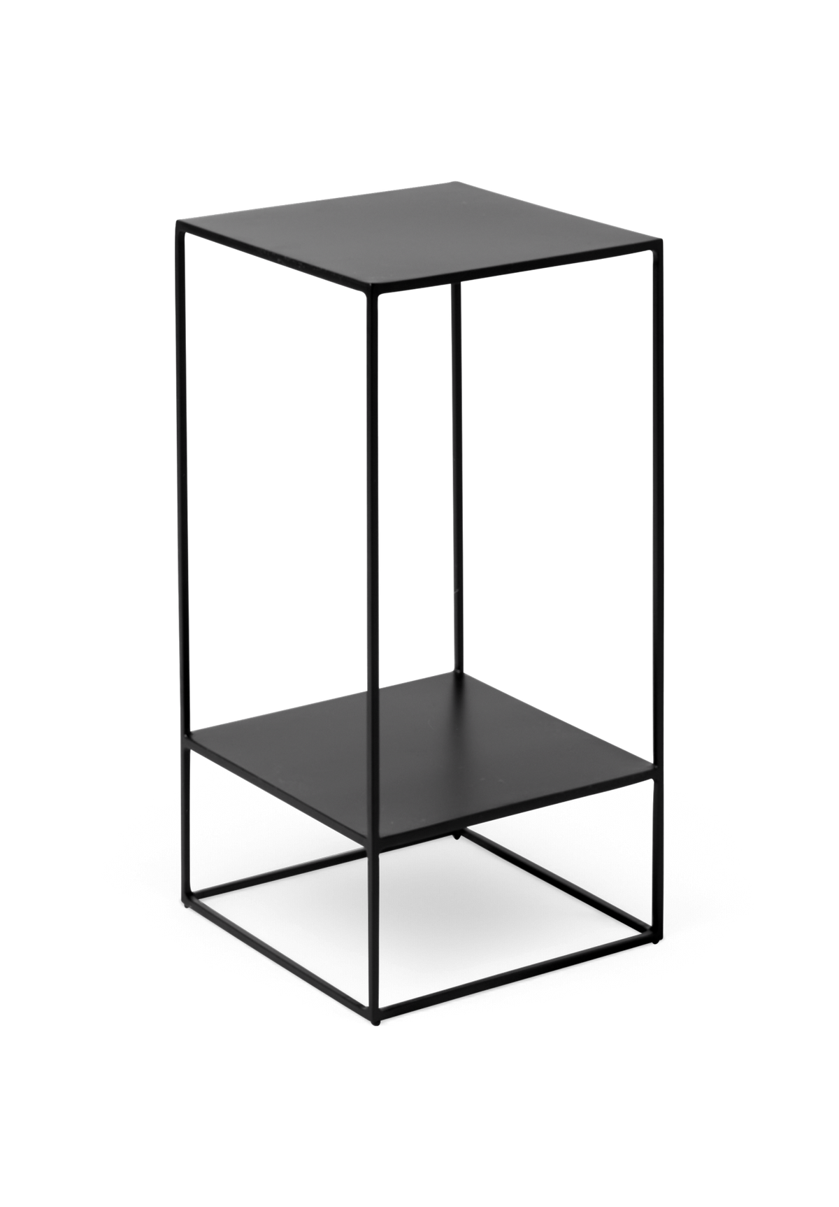 Sort minimalistisk sidebord i metal med to hyldeplan og kubisk ramme, produktfoto på hvid baggrund.