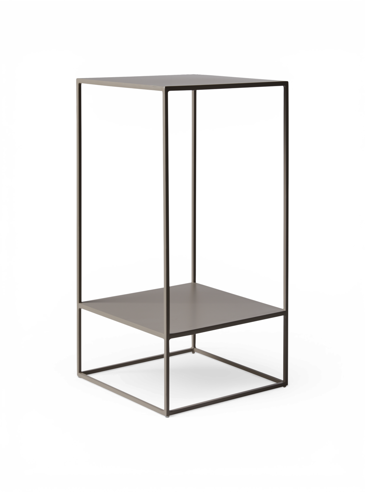 Metal sidebord med åben kuberamme og en hylde, grå finish.