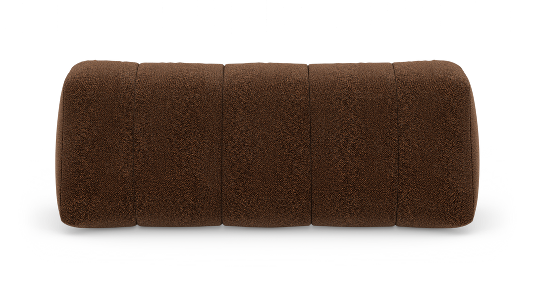 Brun firedelt ottoman/puf-bænk i boucléstof med afrundede kanter, frilagt på hvid baggrund set forfra.