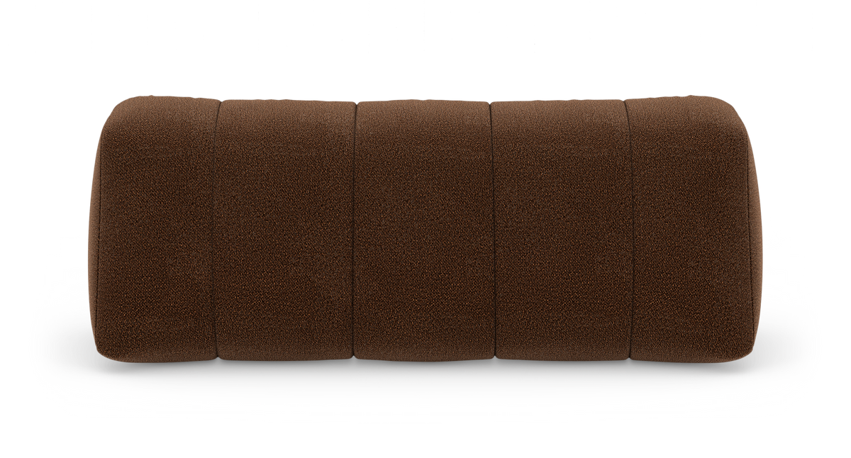 Brun firedelt ottoman/puf-bænk i boucléstof med afrundede kanter, frilagt på hvid baggrund set forfra.