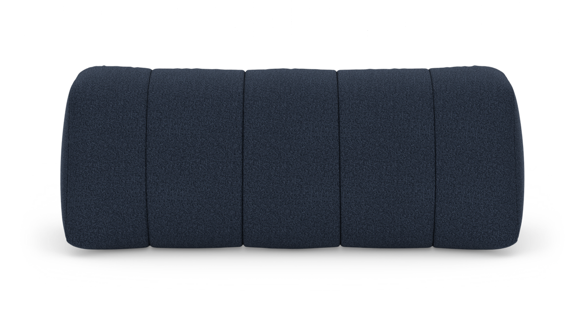 Mørkeblå modulær pouf/sofa med fire polstrede sektioner, fritlagt på hvid baggrund.