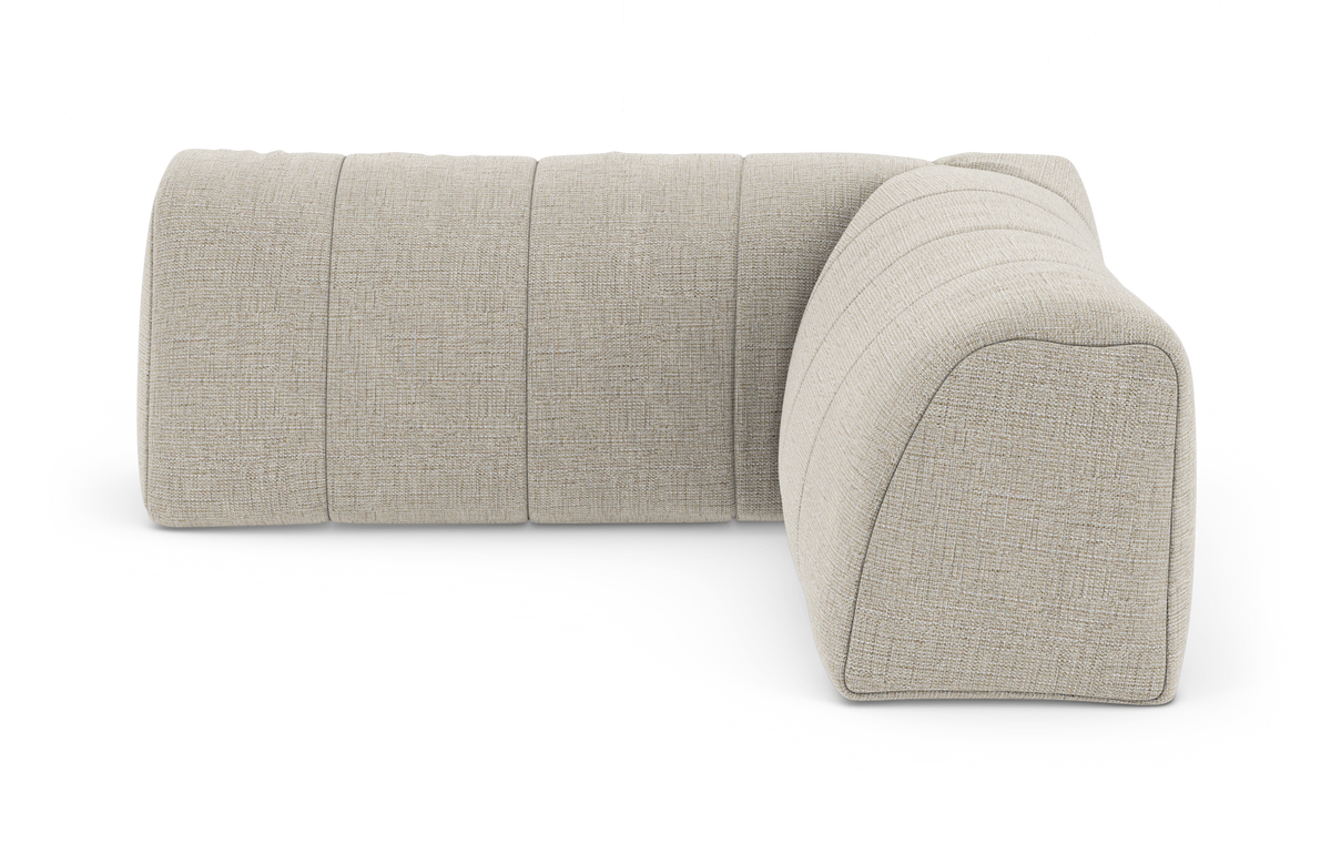 Beige, modulær hjørnesofa i tekstil med afrundede, kanal-quiltede sektioner på hvid studiebaggrund.