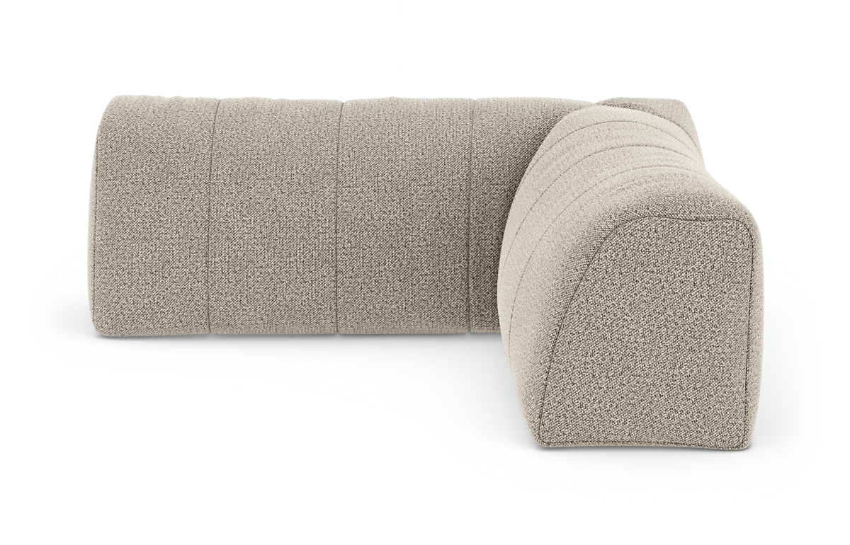 Modulær beige hjørnesofa i stof med bløde, afrundede former, frilagt på hvid baggrund.