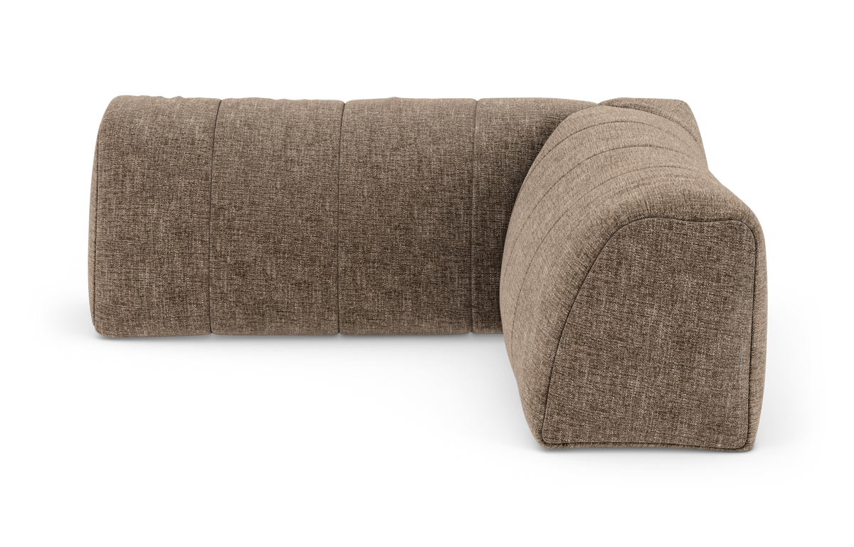 Brun modulsofa i stof, L‑formet med rundet hjørnemodul, fritlagt på hvid baggrund.