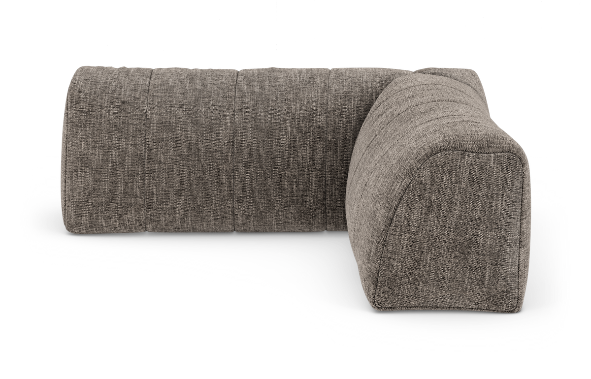 Modulsofa i gråt stof, lav profil med afrundet armlæn, set fra siden, fritlagt på hvid baggrund.