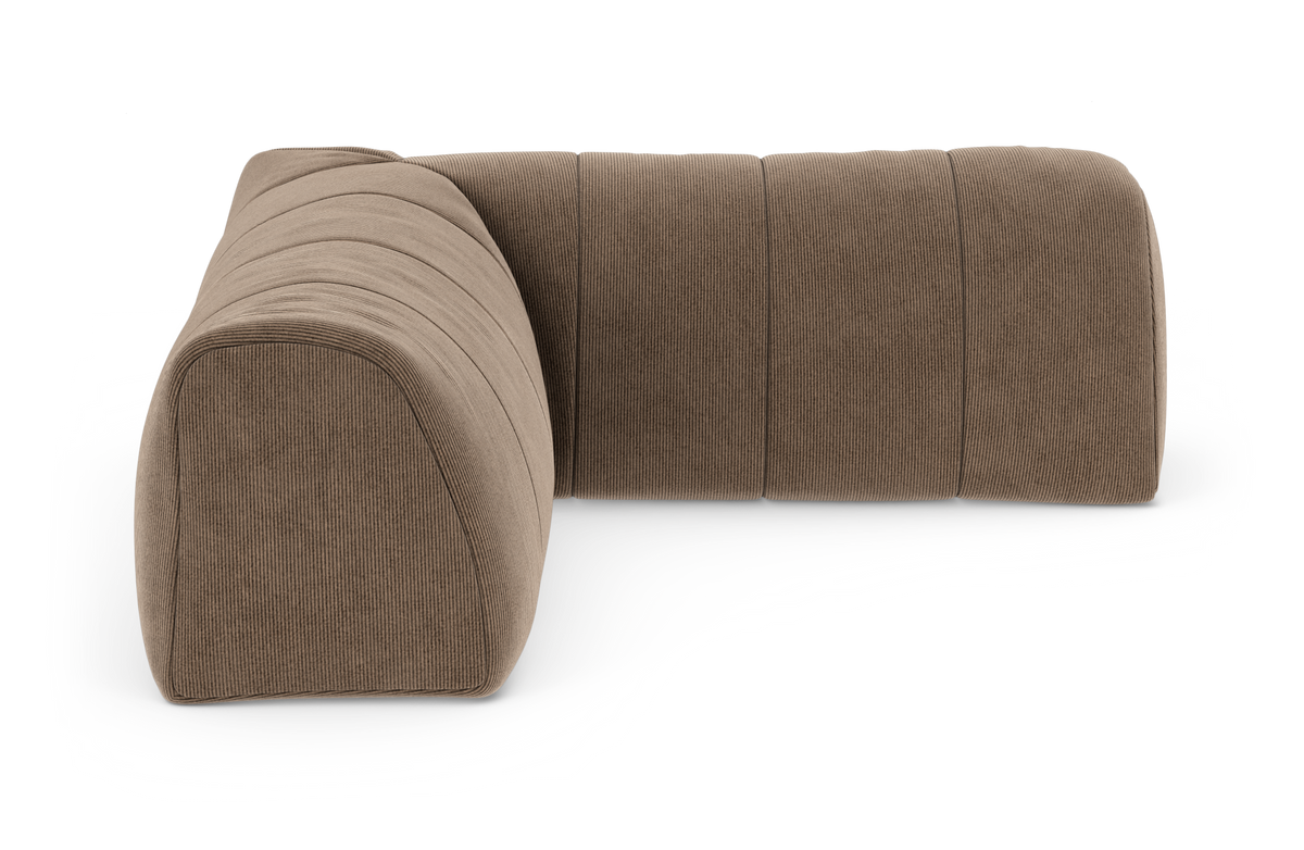 Brun L-formet modulsofa i fløjl, fotograferet i studie mod hvid baggrund.
