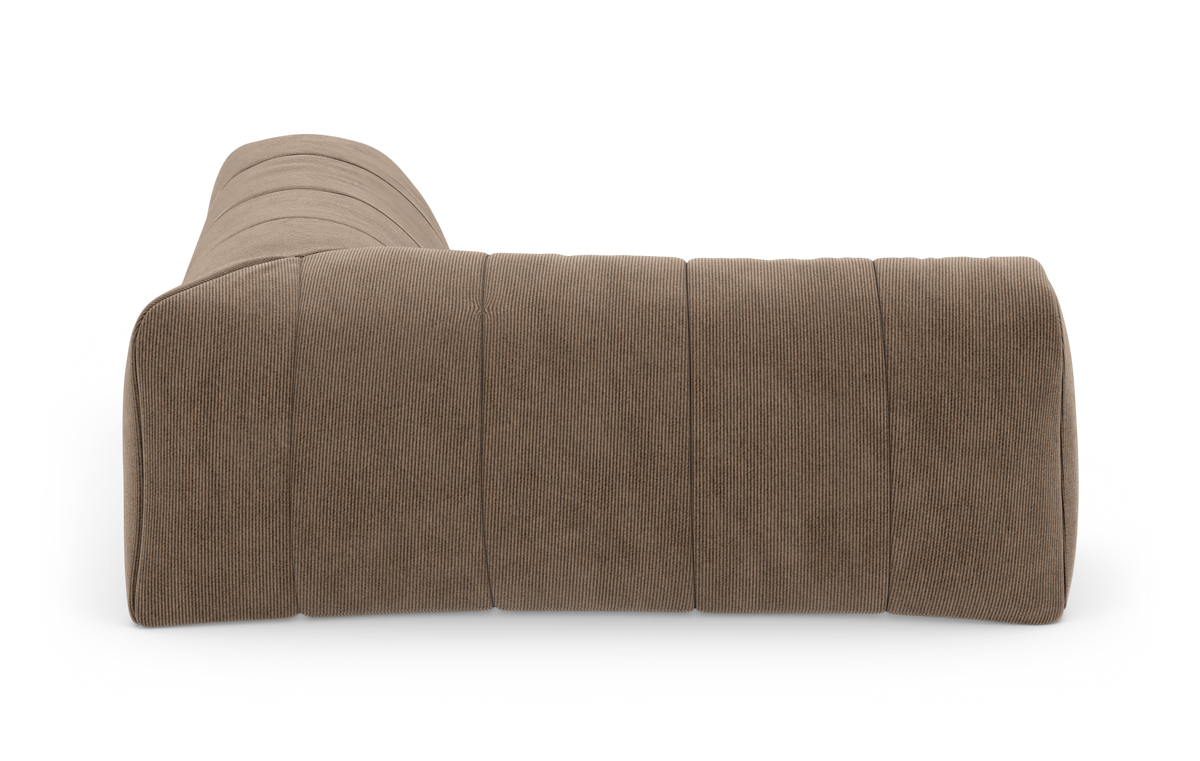 Brun modulsofa i bredriflet fløjl med kanalsyninger, frontvisning.
