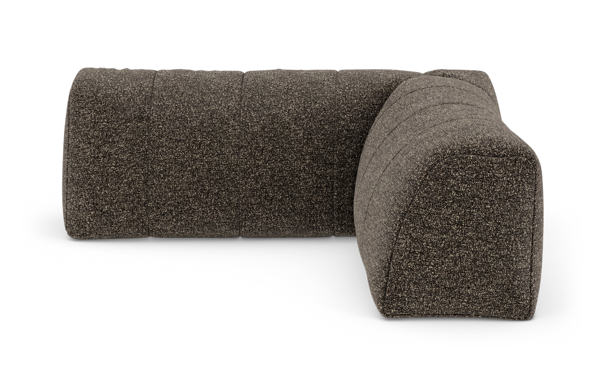 Brun modulsofa med afrundet hjørnesektion på hvid baggrund.