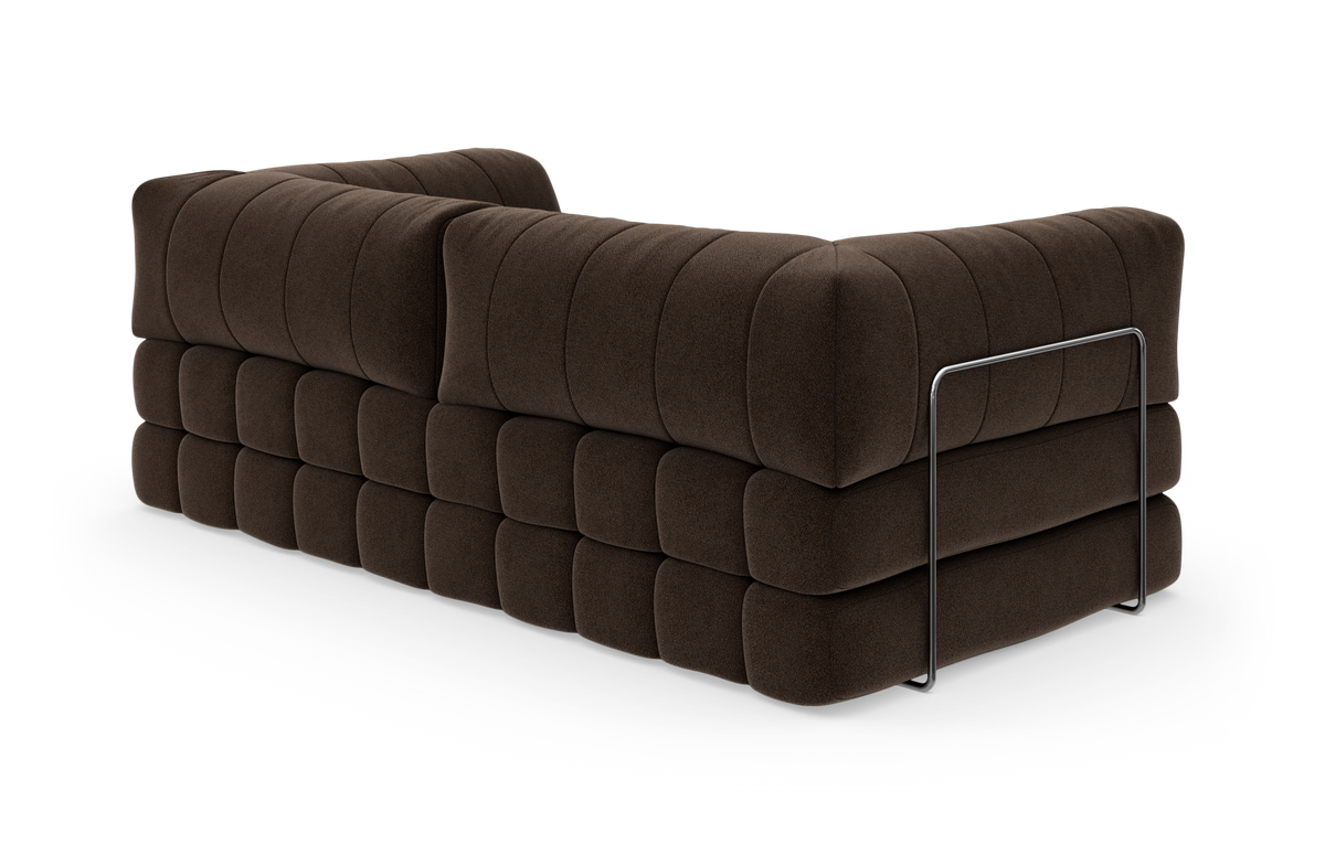 Modulsofa i mørkebrunt stof med quiltet, blokket polstring og metalramme på siden, frilagt på hvid baggrund.