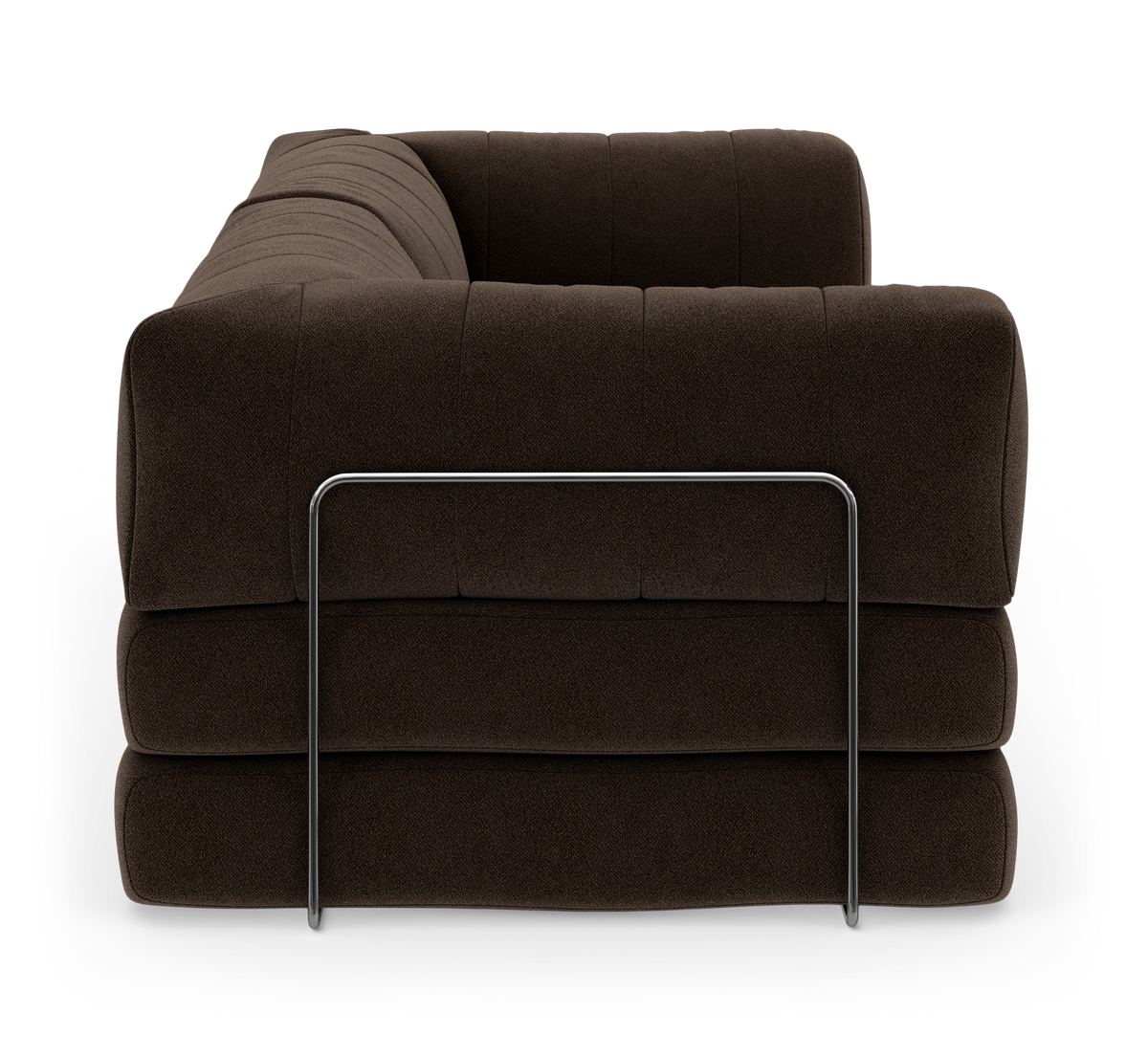 Mørkebrun modulsofa i stof, sidevisning, med slank metaldetalje på siden.