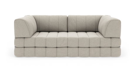 Beige modulsofa i stof med bløde kanter og quiltet sæde, fotograferet lige forfra mod hvid baggrund.