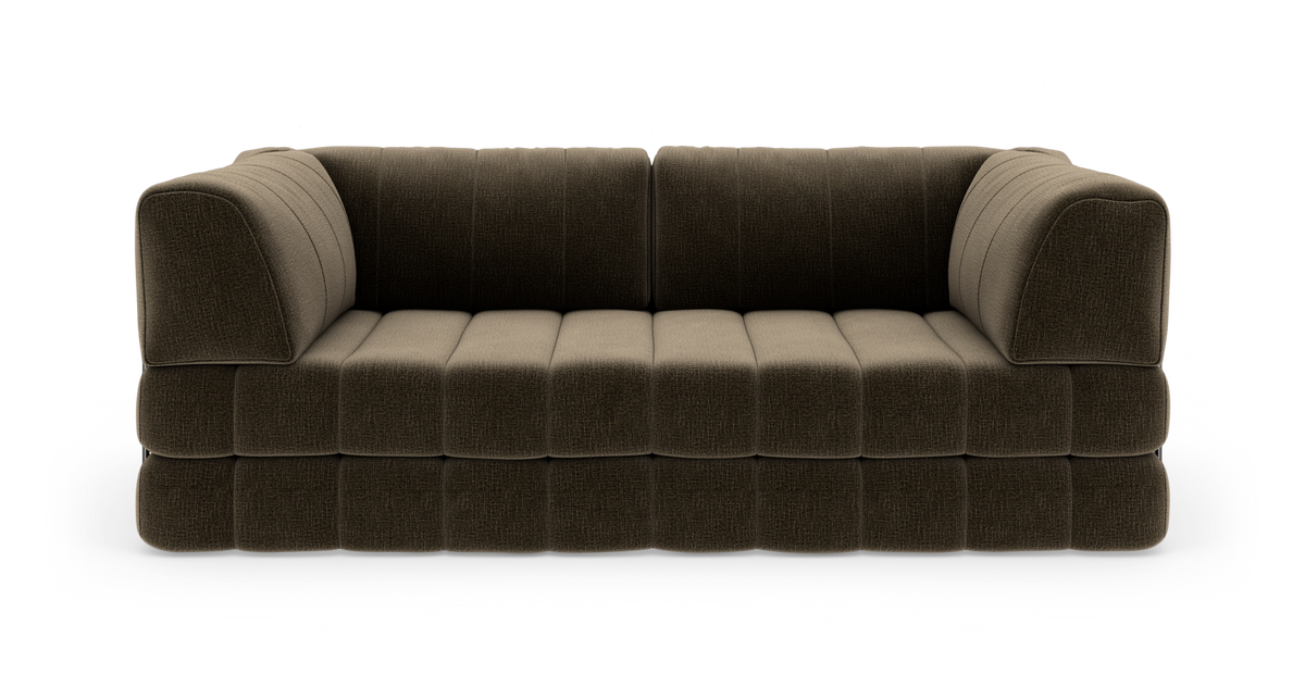 Modulsofa i mørkebrun tekstil, set forfra på hvid baggrund.