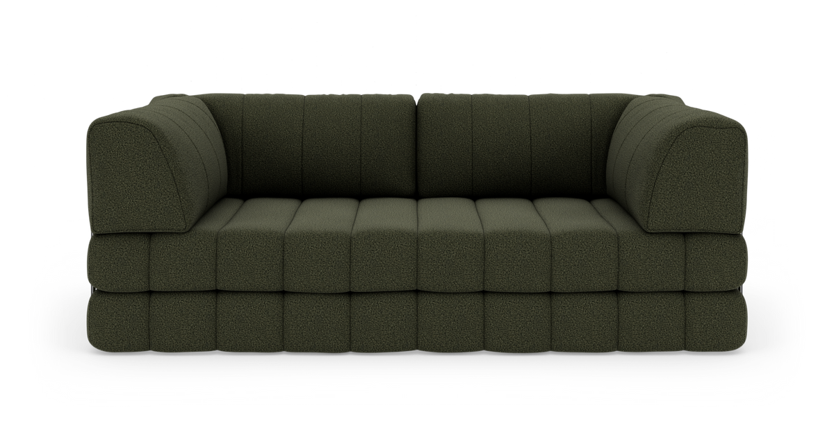 Mørkegrøn modulsofa med afrundede hjørner og blokformede sædehynder, frontview i studiemiljø på hvid baggrund.