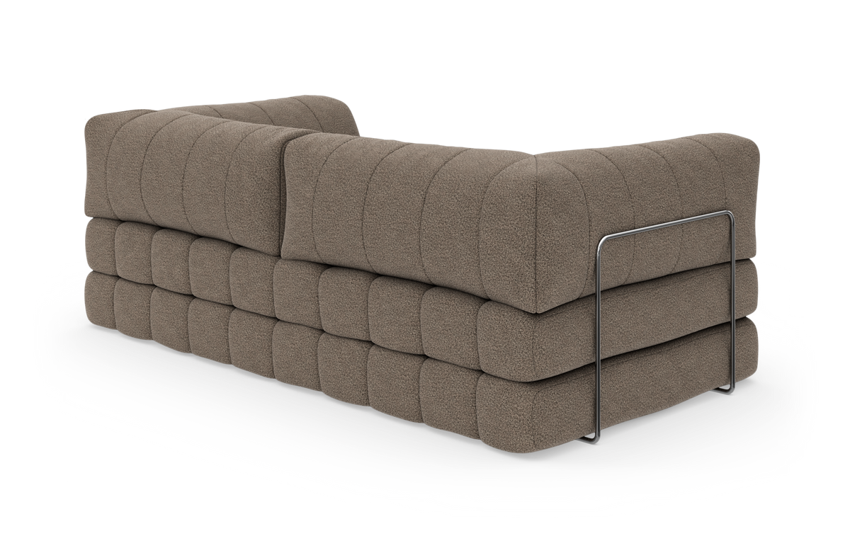 Brun modulsofa i L-form med quiltet polstring og metalramme, frilagt på hvid baggrund.