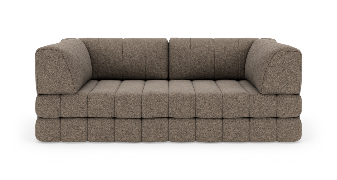 Brun modulsofa med dybe, polstrede sæder og afrundede armlæn, frontvisning på neutral studiebaggrund.
