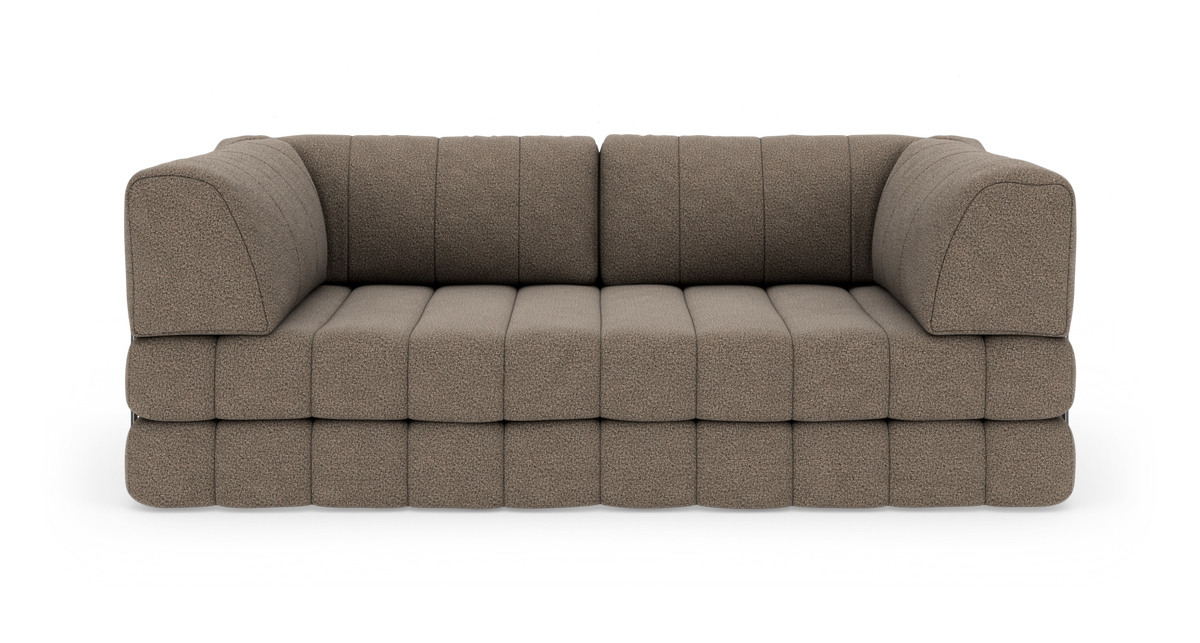 Brun modulsofa med dybe, polstrede sæder og afrundede armlæn, frontvisning på neutral studiebaggrund.